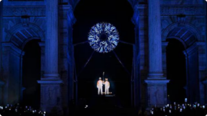 Vasque-olympique-sous-lArche-de-la-Paix-a-Milan